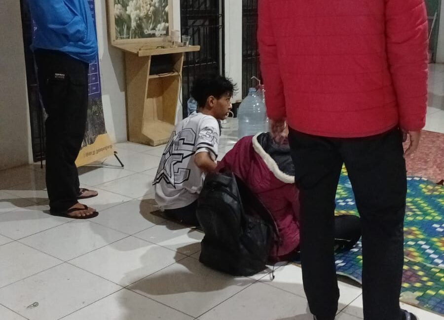 DIEVAKUASI : Petugas gabungan saat mengevakuasi dua pendaki yang tersesat di Gunung Gede melalui jalur Selabintana.