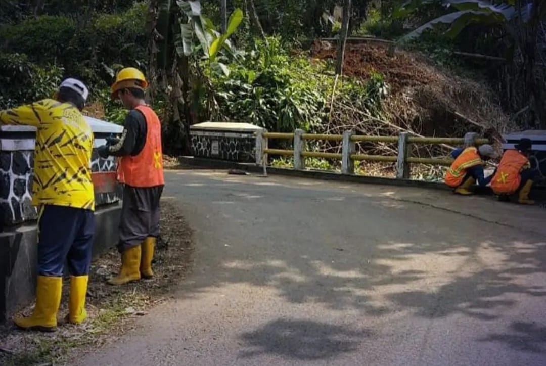 Suasana saat para pekerja tengah melakukan pengecatan jembatan