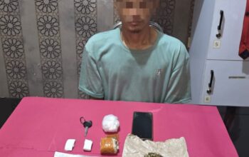 DIAMANKAN: Salah seorang pengedar narkoba jenis Ganja saat diamankan jajaran Satnarkoba Polres Sukabumi Kota, Senin (29/9).