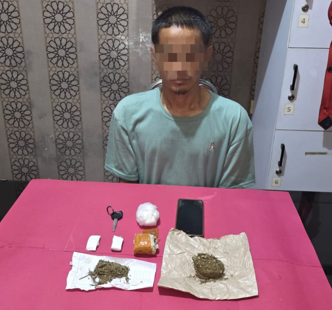 DIAMANKAN: Salah seorang pengedar narkoba jenis Ganja saat diamankan jajaran Satnarkoba Polres Sukabumi Kota, Senin (29/9).