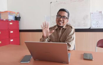 DIWAWANCARA: Kabid Tata Bangunan, Jasa Konstruksi dan Pertamanan DPUTR Kota Sukabumi, Muhammad Sahid saat diwawancara Radar Sukabumi di ruang kerjanya, Senin (29/9).