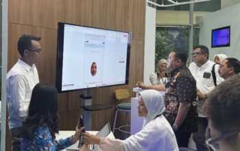 BIOMETRIK: Ketua Tim Monitoring & Evaluasi Penyelenggara Jaringan dan Jasa serta Perlindungan Pengguna Kementrian Komunikasi dan Digital Republik Indonesia, Sumini (duduk), Direktur Jenderal Ekosistem Digital Kementerian Komunikasi dan Digital Republik Indonesia, Edwin Hidayat Abdullah (tengah), Direktur & Chief Regulatory Officer XLSMART, Merza Fachys (kiri belakang) dan Direktur Eksekutif ATSI, Marwan O.Baasir (kanan belakang) melakukan pengetesan implementasi registrasi kartu SIM XLSMART (XL, AXIS dan SMARTFREN) dengan menggunakan teknologi biometrik pengenalan wajah di XL Center XLSMART Tower, Jakarta, Selasa (29/9).