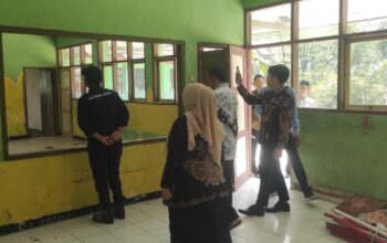 DITINJAU : Founder Sehati, Andri Kurniawan bersama jajaranya, saat meninjau lokasi sekolah rusak di SDN Gunungbatu, Kampung Gunungbatu, RT 02/RW 04, Desa sekaligus Kecamatan Kebonpedes, Kabupaten Sukabumi.