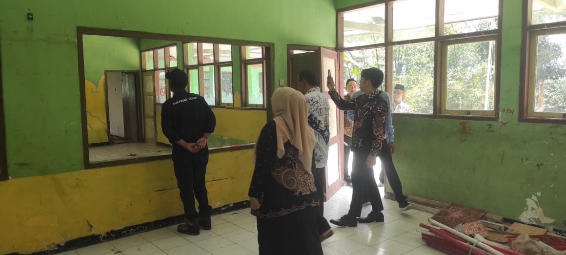 DITINJAU : Founder Sehati, Andri Kurniawan bersama jajaranya, saat meninjau lokasi sekolah rusak di SDN Gunungbatu, Kampung Gunungbatu, RT 02/RW 04, Desa sekaligus Kecamatan Kebonpedes, Kabupaten Sukabumi.