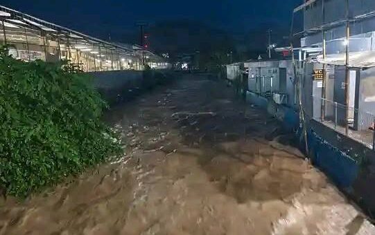 Banjir bandang melanda Desa Cikahuripan, Kecamatan Cisolok, Kabupaten Sukabumi, Senin (26/10) dini hari.