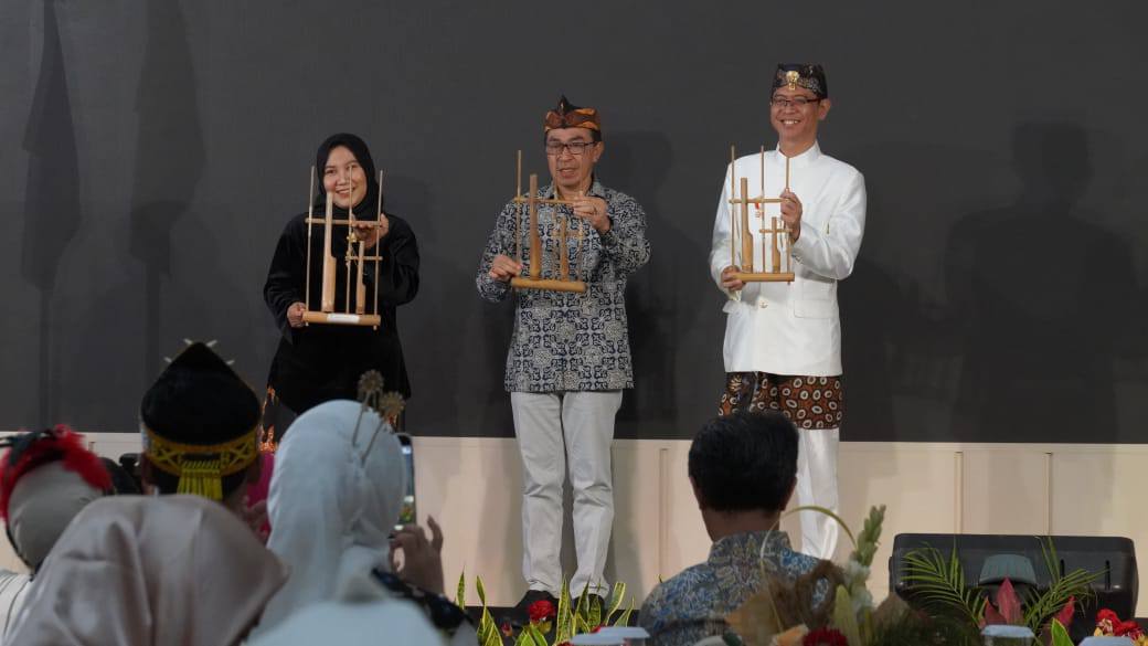Sekretaris Daerah (Sekda) Kabupaten Sukabumi,  Ade Suryaman didampingi Ketua IDI Cabang Kabupaten Sukabumi, dr. Asep Suherman pada perayaan Hari Ulang Tahun ke-75 Ikatan Dokter Indonesia (IDI) Kabupaten Sukabumi yang digelar di Hotel Santika Premiere Resort, Cibadak, Sabtu malam.