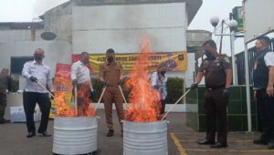Selamatkan Generasi Muda, Kejari Sukabumi Musnahkan Narkoba dan Obat Terlarang