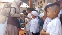 Yayasan CFA Bagikan Puluhan Iqro ke Anak PAUD Cahaya Hati Sukabumi, Ajak Cinta Al-Qur’an Sejak Dini