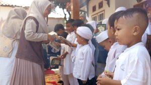 Yayasan CFA Bagikan Puluhan Iqro ke Anak PAUD Cahaya Hati Sukabumi, Ajak Cinta Al-Qur’an Sejak Dini