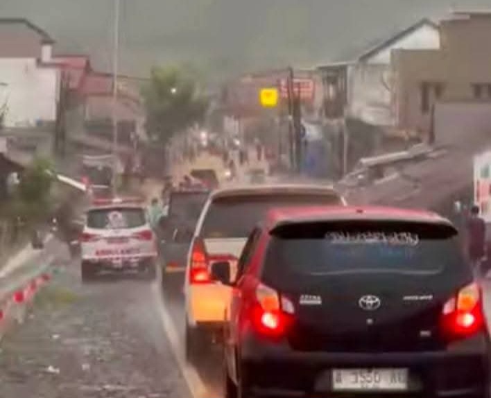 Pemerintah Kabupaten Sukabumi menetapkan status tanggap darurat bencana di dua kecamatan, yakni Cisolok dan Cikakak, menyusul banjir bandang yang melanda wilayah tersebut pada Senin (28/10/2025).