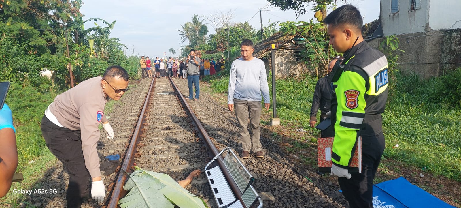 Warga Kampung Bojongloa, Desa Sukamantri, Kecamatan Cisaat, Kabupaten Sukabumi, dikejutkan oleh insiden kecelakaan kereta api yang menewaskan seorang pria pada Kamis pagi (2/10/2025).