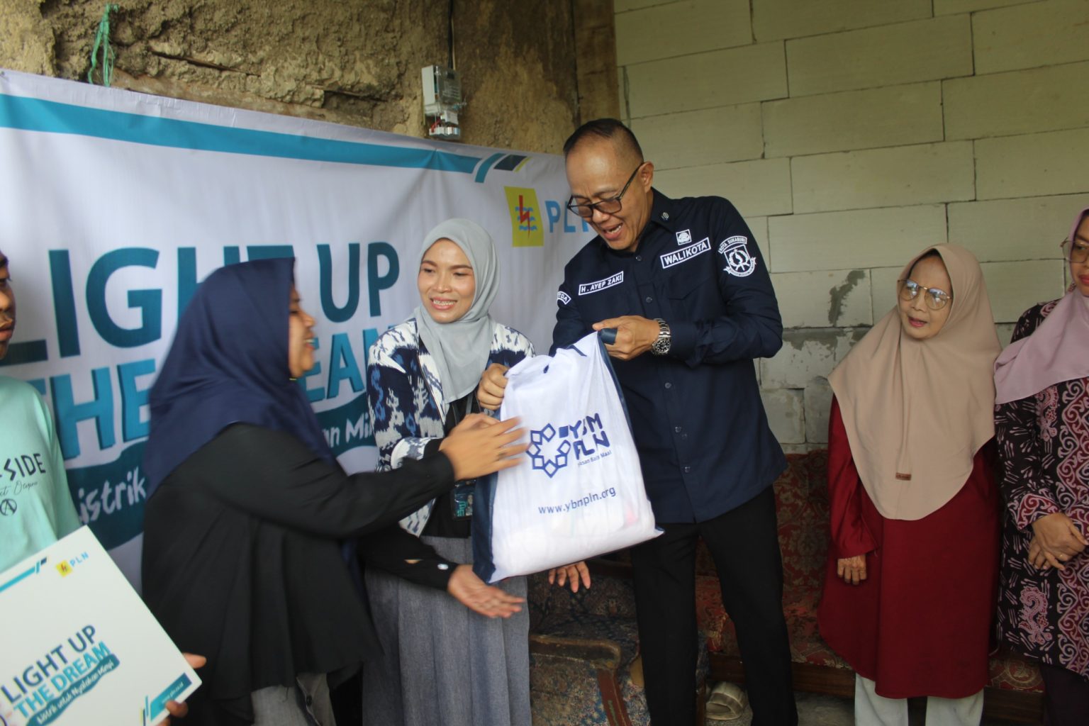 Program sambungan listrik gratis bertajuk Light Up The Dream yang digagas oleh PLN UP3 Sukabumi mendapat apresiasi langsung dari Wali Kota Sukabumi, Ayep Zaki.