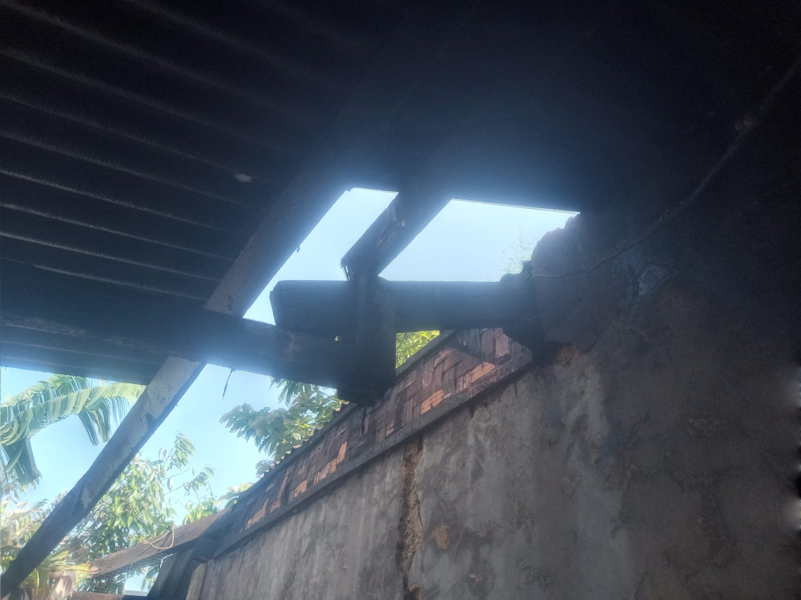 RUSAK: Salah satu rumah warga terdampak bencana alam di Kecamatan Bojonggenteng, Kabupaten Sukabumi
