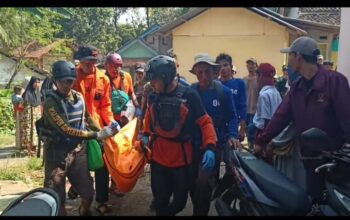 Tim SAR gabungan saat mengevakuasi jasad korban tenggelam di Sungai Cimandiri, Warungkiara, Sukabumi