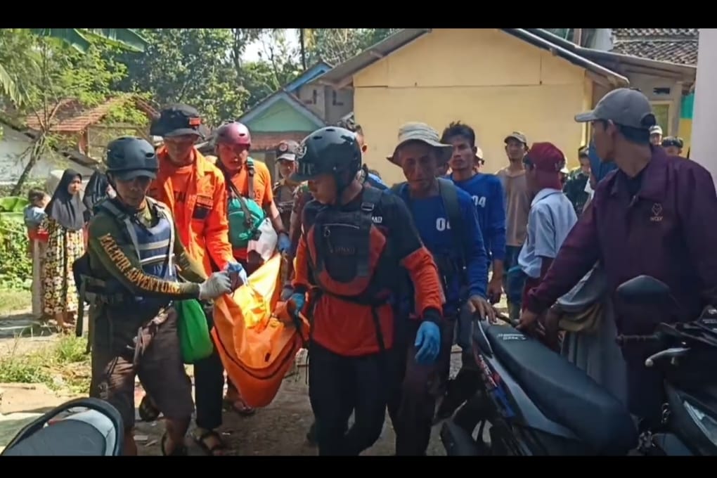 Tim SAR gabungan saat mengevakuasi jasad korban tenggelam di Sungai Cimandiri, Warungkiara, Sukabumi
