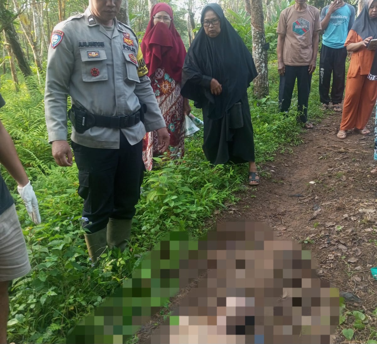 Jajaran kepolisian Polsek Sagaranten saat melakukan pengecekan lokasi kejadian