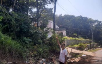 Warga menunjukkan lokasi kejadian pekerja yang meninggal dunia usai tersengat listrik di Kampung Cirenik, Desa Karangpapak, Kecamatan Cisolok.(FOTO: NANDI/RADARSUKABUMI)