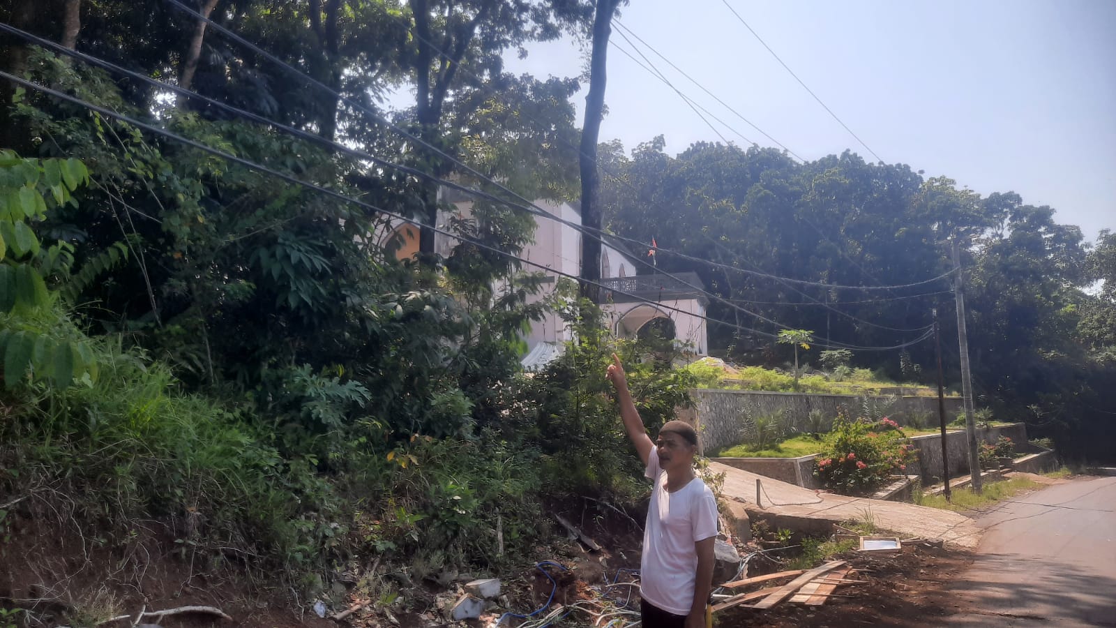Warga menunjukkan lokasi kejadian pekerja yang meninggal dunia usai tersengat listrik di Kampung Cirenik, Desa Karangpapak, Kecamatan Cisolok.(FOTO: NANDI/RADARSUKABUMI)