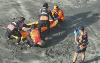 Karom (45), nelayan asal Kecamatan Tegalbuleud, Kabupaten Sukabumi, akhirnya ditemukan dalam kondisi tidak bernyawa di pesisir Pantai Kongsi, Desa Buniasih, Selasa (14/10/2025)