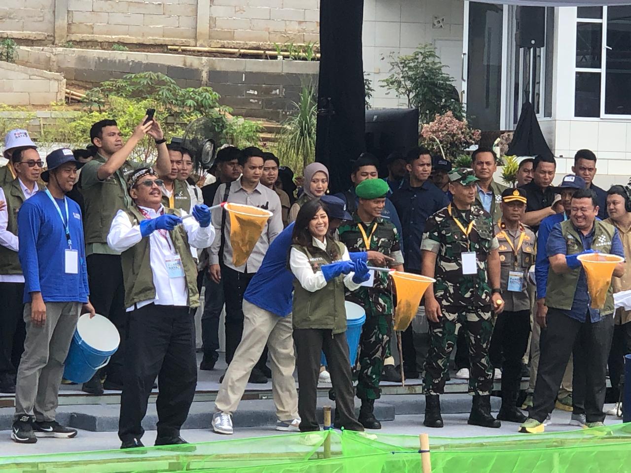 PANEN : Menteri Komunikasi dan Digital, Meutya Viada Hafid, bersama Bupati Sukabumi, Asep Japar saat panen raya budidaya ikan berbasis teknologi IoT Mikrobubble Aerator di Kampung Cipancur, RT 26/RW 06, Desa Padaasih, Kecamatan Cisaat, Kabupaten Sukabumi Rabu (15/10).(FOTO : DENDI/RADAR SUKABUMI)