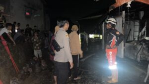 Malam Mencekam di Caringin: Warung Sembako Terbakar Hebat