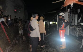 DIPADAMKAN : Warga dan petugas gabungan saat berupaya memadamkan api yang membakar warung sembako di di Kampung Caringin, Desa Caringin, Kecamatan Gegerbitung, Kabupaten Sukabumi, Selasa (14/10/2025) malam.