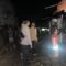 DIPADAMKAN : Warga dan petugas gabungan saat berupaya memadamkan api yang membakar warung sembako di di Kampung Caringin, Desa Caringin, Kecamatan Gegerbitung, Kabupaten Sukabumi, Selasa (14/10/2025) malam.
