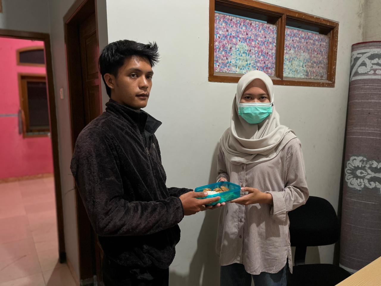 Seorang siswa SD nyaris menelan hansaplas (plester luka) yang terselip dalam gorengan tahu, salah satu menu MBG yang disajikan di sekolah.