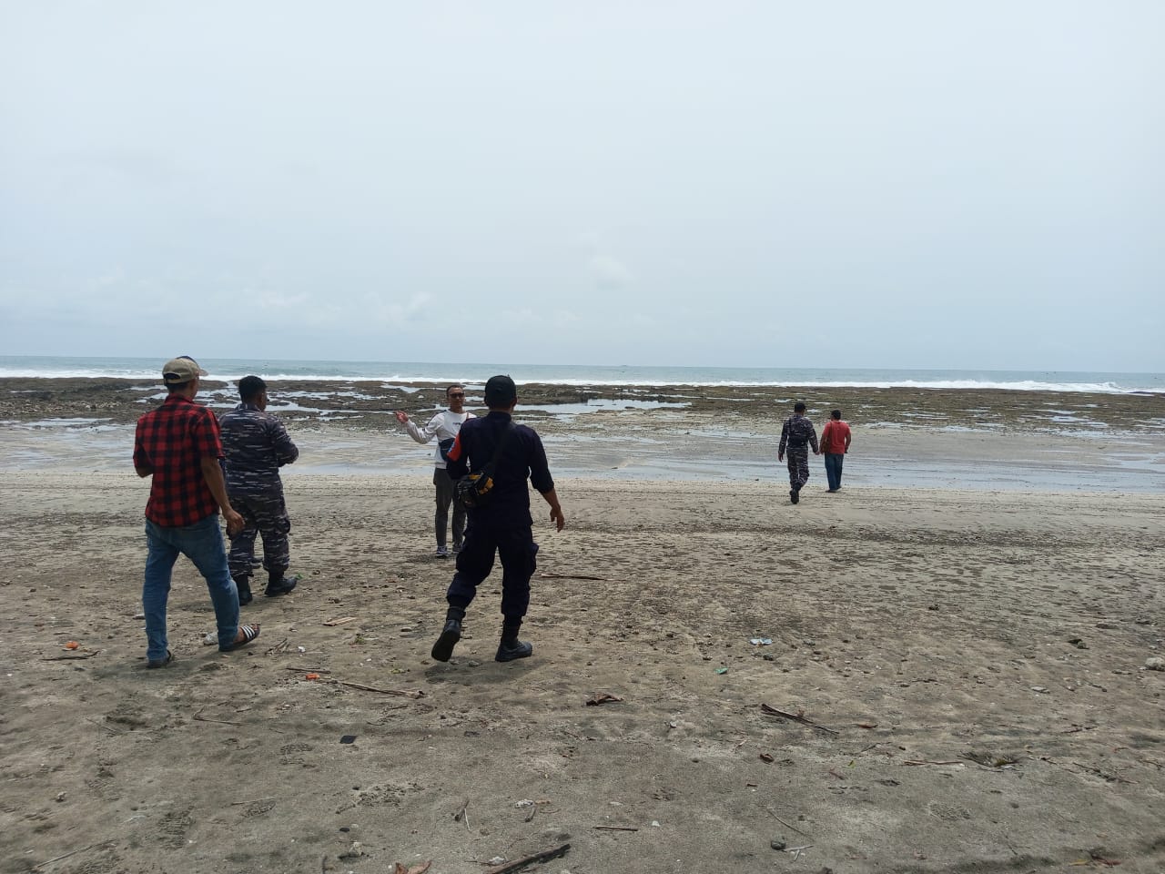 Seorang nelayan asal Kampung Sukatani, Desa Sukatani, Kecamatan Surade, dilaporkan hilang setelah terseret ombak besar saat memasang jaring perangkap udang lobster di perairan Cicaladi, Selasa (21/10/2025) siang.