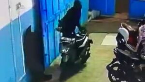 Terekam CCTV, Pencuri Gondol Motor Petugas MBG Saat Subuh
