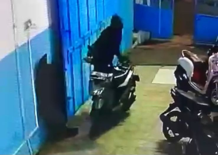 Motor Petugas MBG Raib dalam 42 Detik, Curanmor Sasar SPPG Warnasari. (Tangkapan layar)