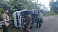 Hilang Kendali di Tikungan Tajam, Truk Tangki Terguling