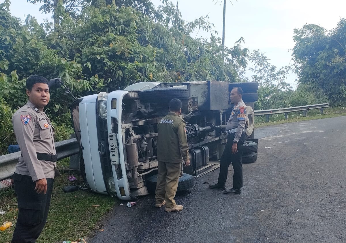 Sebuah truk tangki Hino bernomor polisi B 8189 OV mengalami kecelakaan tunggal di jalur Letter S Cikidang, Kampung Bantarselang, Desa Cikidang, Kecamatan Cikidang, Kabupaten Sukabumi, Senin (27/10/2025) sekitar pukul 04.30 WIB.