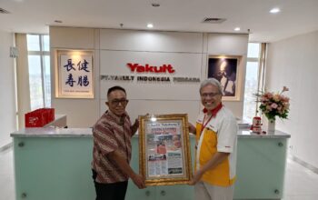 KENANG-KENANGAN : General Manager Radar Sukabumi, Rahmad Yanadi saat memberikan kenang-kenangan kepada Antonius Nababan Senior Director PT Yakult Indonesia Persada