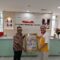KENANG-KENANGAN : General Manager Radar Sukabumi, Rahmad Yanadi saat memberikan kenang-kenangan kepada Antonius Nababan Senior Director PT Yakult Indonesia Persada
