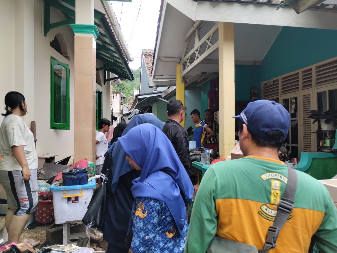 Hujan deras yang mengguyur wilayah Kabupaten Sukabumi sejak Senin (27/10/2025) sore memicu banjir bandang dan tanah longsor di sejumlah kecamatan, terutama di kawasan pesisir selatan seperti Cisolok dan Cikakak.
