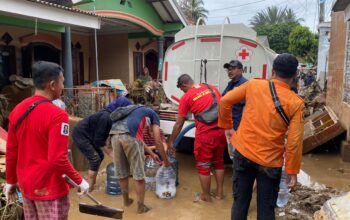 Palang Merah Indonesia (PMI) Kabupaten Sukabumi mengerahkan layanan mobile clinic untuk menyisir langsung permukiman warga terdampak banjir bandang dan longsor di Kecamatan Cisolok, Kabupaten Sukabumi.
