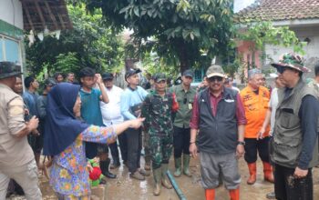 Bupati Sukabumi Asep Japar saat meninjau lokasi banjir di Kampung Tugu, Desa Cikahuripan, Kecamatan Cisolok, Selasa (29/10/2025). (Nandi/Radar Sukabumi)