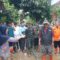Bupati Sukabumi Asep Japar saat meninjau lokasi banjir di Kampung Tugu, Desa Cikahuripan, Kecamatan Cisolok, Selasa (29/10/2025). (Nandi/Radar Sukabumi)
