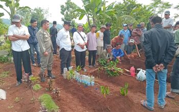 Seorang siswi Madrasah Tsanawiyah Negeri (MTsN) 3 Cikembar berinisial AK (15) ditemukan meninggal dunia dengan cara gantung diri di rumahnya.