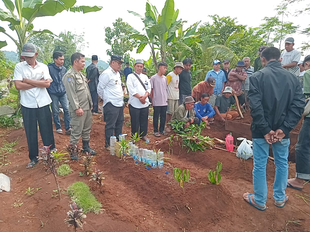 Seorang siswi Madrasah Tsanawiyah Negeri (MTsN) 3 Cikembar berinisial AK (15) ditemukan meninggal dunia dengan cara gantung diri di rumahnya.