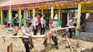 SDN Cikahuripan Lumpuh Total: Ruang Kelas Jebol Banjir Bandang Cisolok