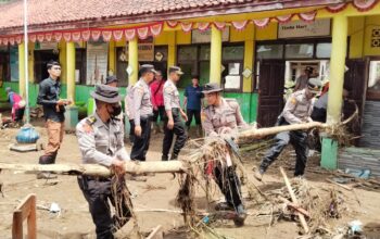 Kondisi bangunan SDN Cikahuripan yang rusak berat akibat banjir bandang.(Foto: Nandi/Radar Sukabumi)