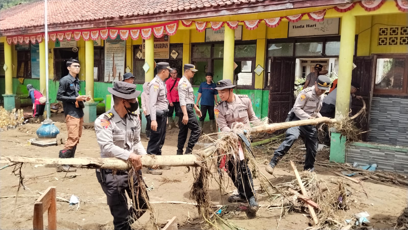 Kondisi bangunan SDN Cikahuripan yang rusak berat akibat banjir bandang.(Foto: Nandi/Radar Sukabumi)