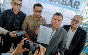 Tim Hukum Pemprov Jabar, saat memberikan keterangan pers. (foto: Ist/Disdik Jabar)