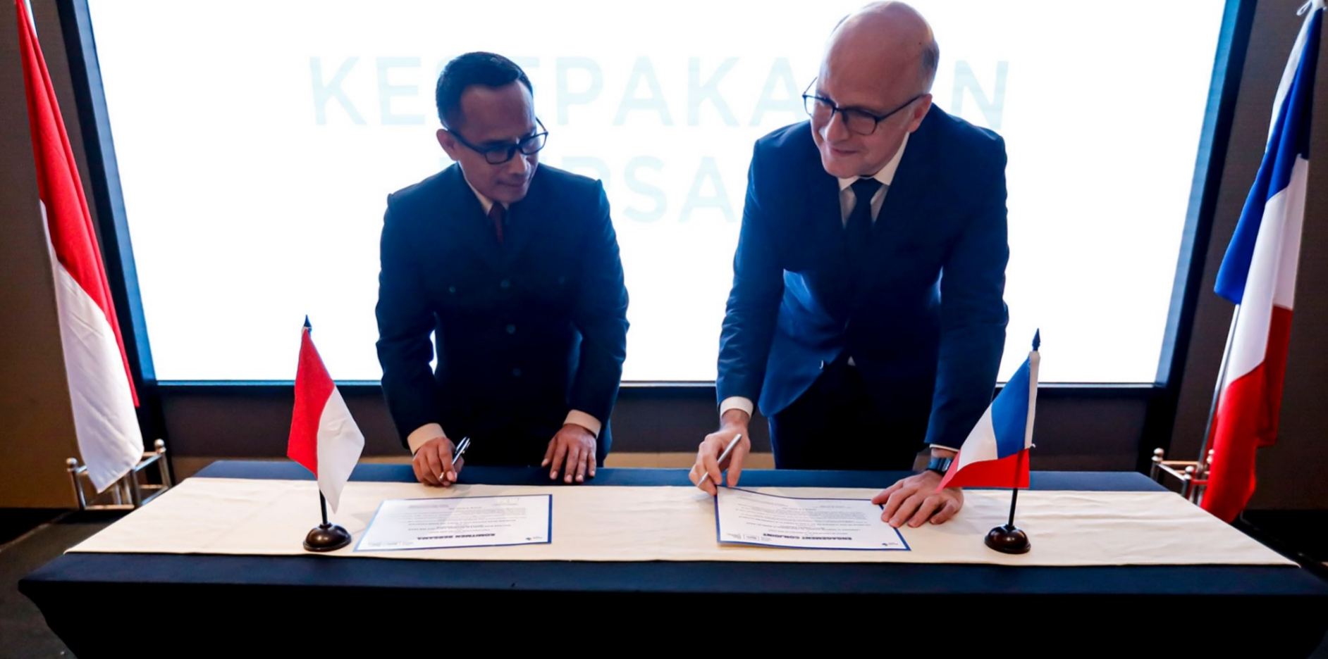 Kadisdik Jabar (kiri) dan Direktur Institut Francais Indonesia. (foto: Ist/Disdik Jabar)