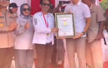 Bupati Purwakarta Saepul Bahri Binzein saat menerima piagam MURI. (foto: Ist)