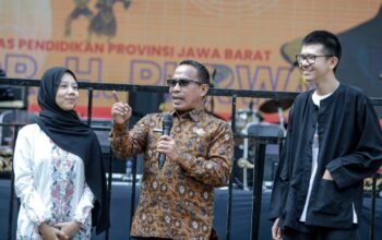 Kadisdik Jabar, Purwanto (tengah). (foto: Ist/ Disdik Jabar)