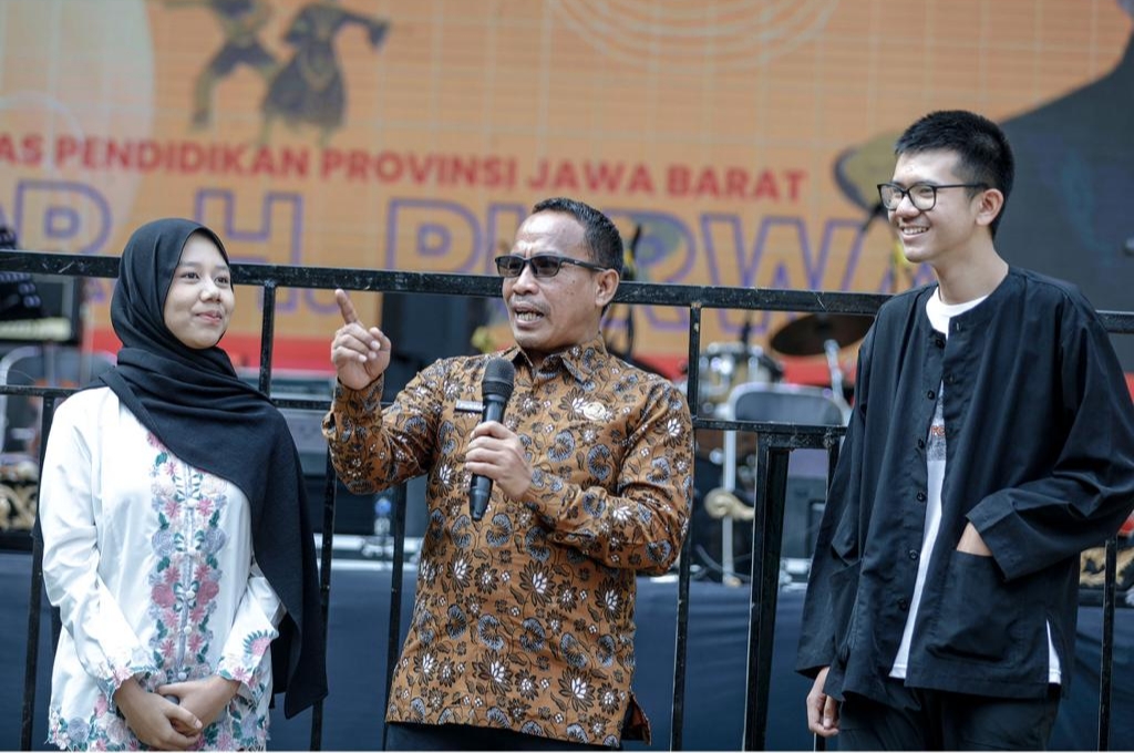 Kadisdik Jabar, Purwanto (tengah). (foto: Ist/ Disdik Jabar)
