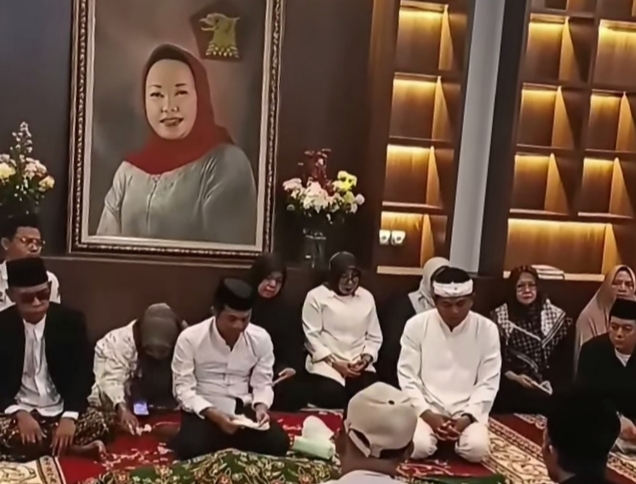 TAKZIYAH: Gubernur Jabar Dedi Mulyadi melayat ke rumah duka. (foto: tangkap layar video IG @dedimulyadi71)